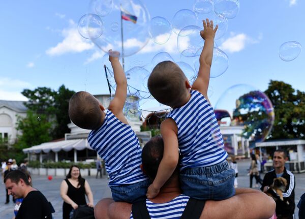 Những người tham gia cuộc diễu hành cặp song sinh ở thành phố Yalta,  Crưm - Sputnik Việt Nam