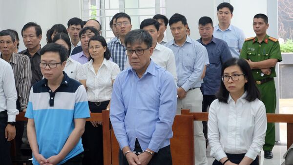 Cựu Tổng giám đốc PVEP Đỗ Văn Khạnh (đứng giữa) - Sputnik Việt Nam