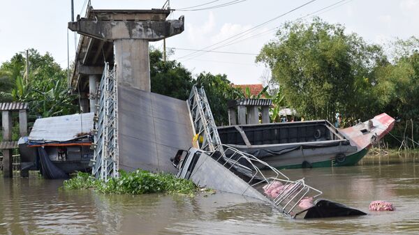 Hiện trường cầu Tân Nghĩa (huyện Cao Lãnh, tỉnh Đồng Tháp) bị sập nhịp giữa.  - Sputnik Việt Nam