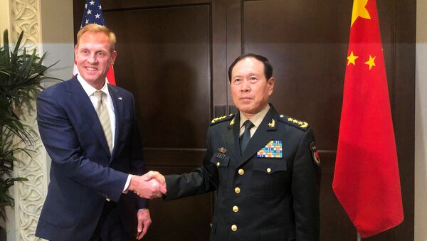 Bộ Trưởng Quốc phòng Mỹ Patrick Shanahan và Bộ Trưởng Quốc phòng Trung Quốc Ngụy Phượng Hòa gặp bên lề Đối thoại Shangri-la ở Singapore hôm 31-5 năm 2019 - Sputnik Việt Nam