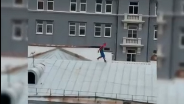 Các nhân chứng quay video cảnh Người nhện chạy qua mái nhà - Sputnik Việt Nam