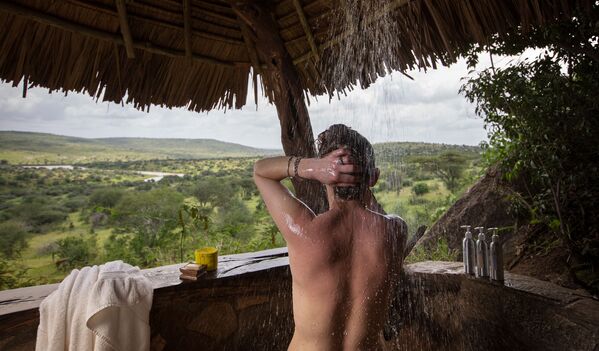 Phòng tắm Elewana Loisaba Star Beds với cảnh nhìn ra rừng rậm Kenia - Sputnik Việt Nam