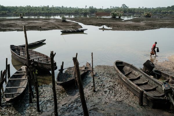 Ngư dân Nigeria đi dọc theo con sông bị ô nhiễm - Sputnik Việt Nam