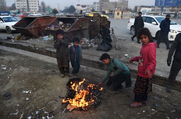 Trẻ em Afghanistan đốt nhựa để sưởi ấm bên đường, ở Kabul  - Sputnik Việt Nam