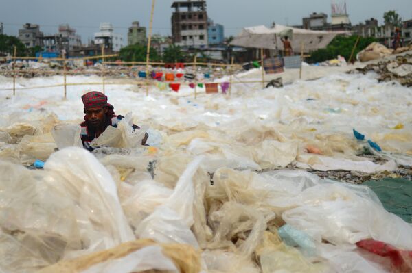 Người đàn ông phân loại rác nhựa ở Dhaka, Bangladesh - Sputnik Việt Nam