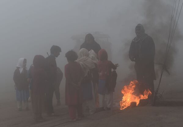 Học sinh Pakistan bên đống lửa trại ở Lahore, Pakistan - Sputnik Việt Nam