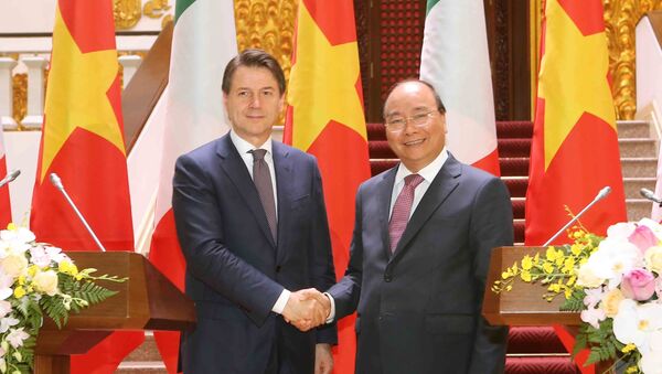 Thủ tướng Nguyễn Xuân Phúc và Thủ tướng Cộng hòa Italy Giuseppe Conte tại buổi gặp gỡ báo chí.  - Sputnik Việt Nam