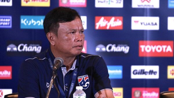 HLV Thái Lan Sirisak Yodyardthai tại buổi họp báo sau trận đấu. - Sputnik Việt Nam