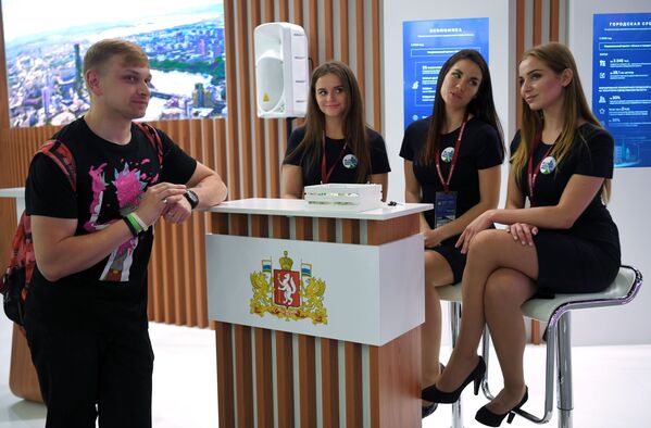 Những người tham gia Diễn đàn Kinh tế Quốc tế St. Petersburg 2019 (SPIEF-2019) tại Trung tâm Hội nghị và Triển lãm “Expoforum” - Sputnik Việt Nam