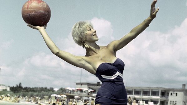 Cô gái trên bãi biển ở thành phố nghỉ mát Parnu, Estonia, năm 1961 - Sputnik Việt Nam