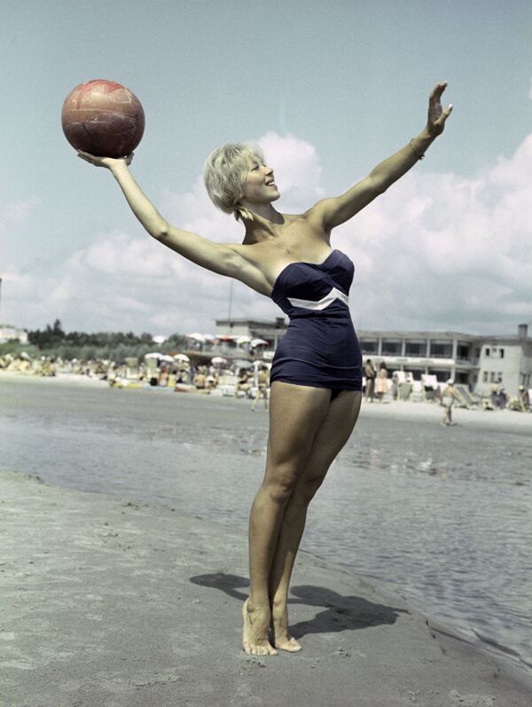 Cô gái trên bãi biển ở thành phố nghỉ mát Parnu, Estonia, năm 1961 - Sputnik Việt Nam