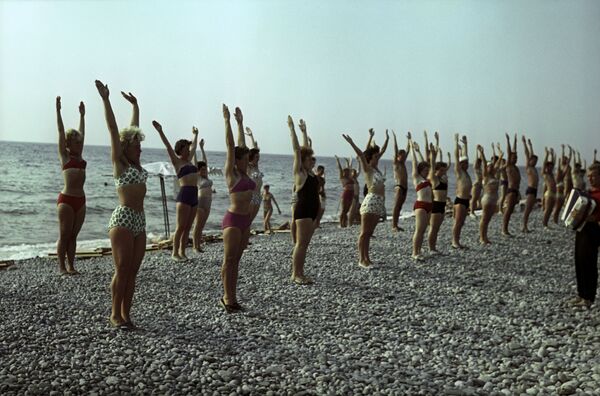 Thể dục dụng cụ trên bãi biển Tuapse, khu vực Krasnodar, năm 1963 - Sputnik Việt Nam