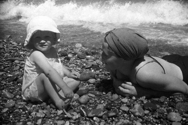 Nghỉ ngơi trên bãi biển Yalta, năm 1939 - Sputnik Việt Nam