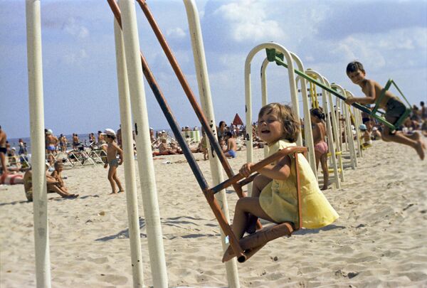 Trẻ em trên bãi biển Jurmala, năm 1975 - Sputnik Việt Nam