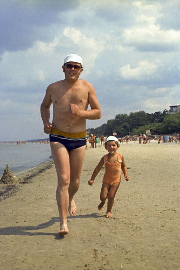 Khách du lịch trên bãi biển Jurmala, năm 1975 - Sputnik Việt Nam