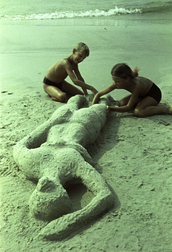 Trẻ em đắp tượng người bằng cát: Mẹ tắm nắng (khu nghỉ mát Palanga), năm 1964 - Sputnik Việt Nam