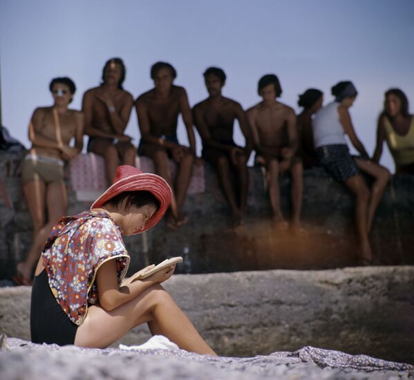 Các chàng trai và các cô gái thư giãn trên bãi biển thành phố Gurzuf, năm 1974 - Sputnik Việt Nam