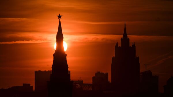 Một trong những ngọn tháp của điện Kremlin  Moskva vào lúc hoàng hôn - Sputnik Việt Nam