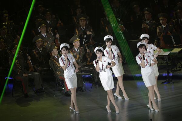 Những người tham dự buổi hòa nhạc nhân dịp kỷ niệm lần thứ 70 ngày thành lập đảng cầm quyền ở Bình Nhưỡng, Bắc Triều Tiên - Sputnik Việt Nam