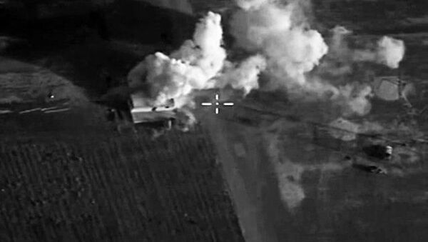 Máy bay Nga giáng đòn tọa độ vào căn cứ của những kẻ khủng bố Nhà nước Hồi giáo - Sputnik Việt Nam