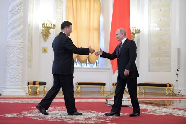 Chủ tịch Trung Quốc Tập Cận Bình và Tổng thống Nga Vladimir Putin tại lễ đón tiếp  chính thức trong Điện Kremlin - Sputnik Việt Nam