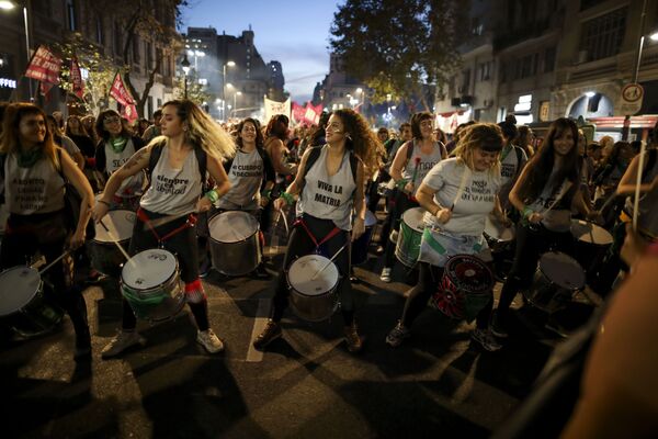Những phụ nữ đánh trống trong cuộc biểu tình chống bạo lực ở Buenos Aires, Argentina - Sputnik Việt Nam