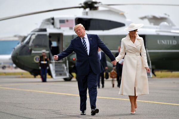 Tổng thống Mỹ Donald Trump và phu nhân Melanya sau khi tham dự sự kiện kỷ niệm cuộc đổ bộ Normandy - Sputnik Việt Nam
