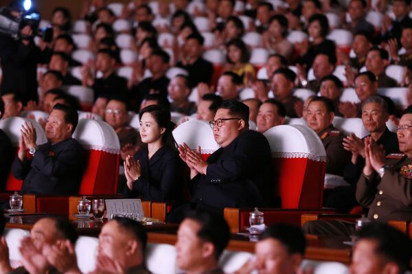 Nhà lãnh đạo Triều Tiên Kim Jong-un và vợ Ri Sol-ju tại buổi hòa nhạc của Quân đội Nhân dân Triều Tiên - Sputnik Việt Nam