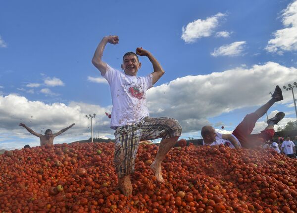 Những người tham gia lễ hội Tomatina thường niên lần thứ 10 tại thành phố Sutamarchan của Colombia - Sputnik Việt Nam