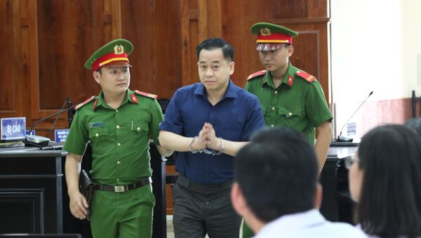 Bị cáo Phan Văn Anh Vũ được dẫn vào phòng xét xử.  - Sputnik Việt Nam