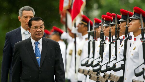 Thủ tướng Campuchia Hun Sen và Thủ tướng Singapore Lý Hiển Long  - Sputnik Việt Nam