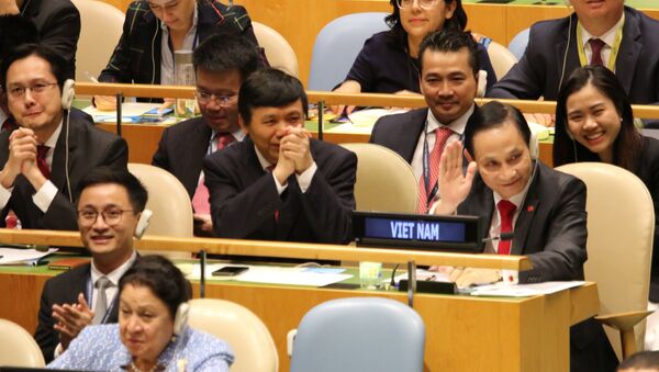 Niềm vui của các thành viên của đoàn Việt Nam khi trúng cử ủy viên không thường trực HĐBA LHQ với số phiếu gần như tuyệt đối. - Sputnik Việt Nam