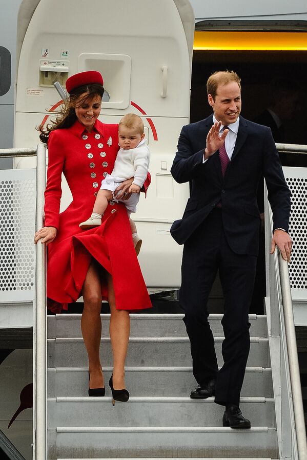 Hoàng tử William cùng vợ Kate Middleton và con tại sân bay Wellington, New Zealand - Sputnik Việt Nam