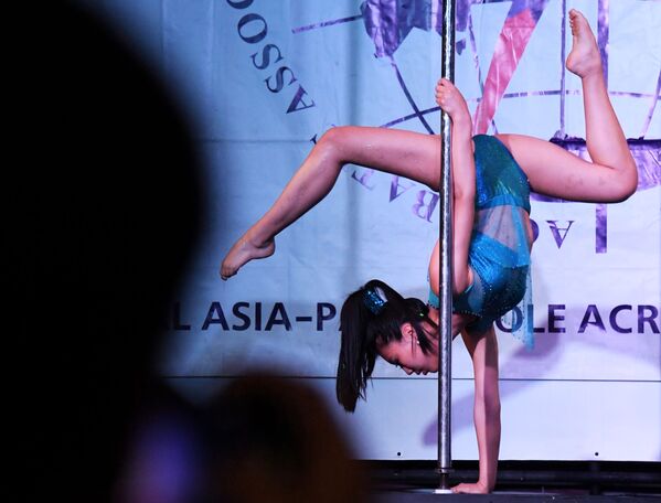 Nữ thành viên trình diễn trong Giải Vô địch Quốc tế châu Á-Thái Bình Dương lần thứ XI về múa cột và nhào lộn trên không tại Câu lạc bộ hòa nhạc Submarine ở Vladivostok - Sputnik Việt Nam