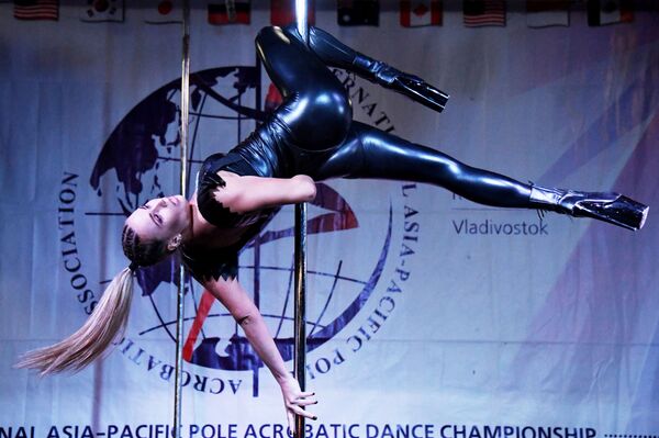 Nữ thành viên trình diễn trong Giải Vô địch Quốc tế châu Á-Thái Bình Dương lần thứ XI về múa cột và nhào lộn trên không tại Câu lạc bộ hòa nhạc Submarine ở Vladivostok - Sputnik Việt Nam