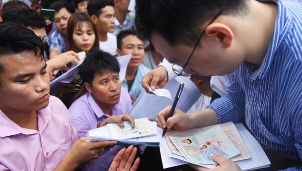 Người dân chen lấn xin visa Hàn Quốc  - Sputnik Việt Nam