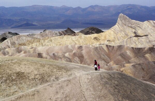 Khách du lịch đi bộ dọc theo dãy núi trong Công viên quốc gia Thung lũng chết, California - Sputnik Việt Nam