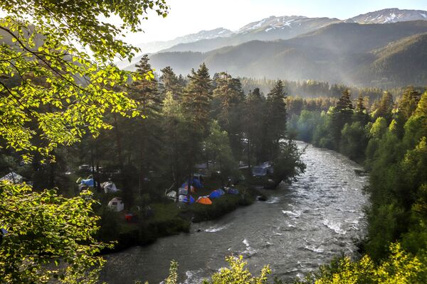 Cắm trại gần con sông trên núi trong Thung lũng Sofia thuộc Cộng hòa Karachay-Cherkessia - Sputnik Việt Nam