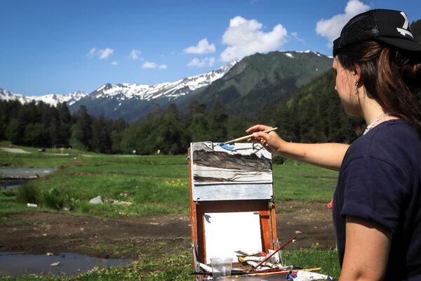 Nữ họa sĩ bên giá vẽ ở Thung lũng Sofia - Sputnik Việt Nam