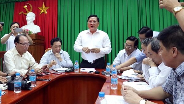 Phó Chủ tịch UBND tỉnh Sóc Trăng Lê Văn Hiểu phát biểu tại buổi họp báo.  - Sputnik Việt Nam