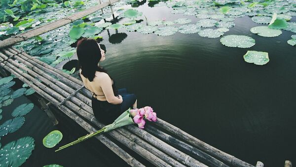  Сô gái chụp ảnh bên hoa sen - Sputnik Việt Nam