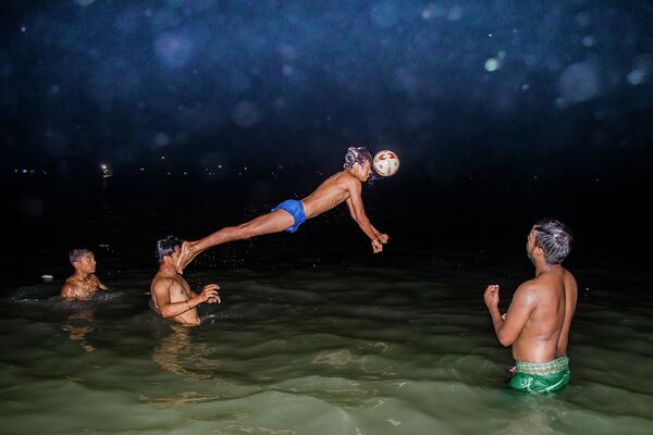 Ảnh Khoảnh khắc quyết định trong trận đấu bóng nước của nhiếp ảnh gia Ấn Độ Ayanava Sil -  chung kết trong đề cử Tin chính, ảnh đơn , Cuộc thi phóng viên ảnh năm 2019  mang tên Andrei Stenin - Sputnik Việt Nam