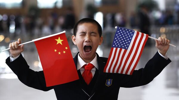 Cậu bé cầm cờ Trung Quốc và Mỹ tại Bắc Kinh - Sputnik Việt Nam