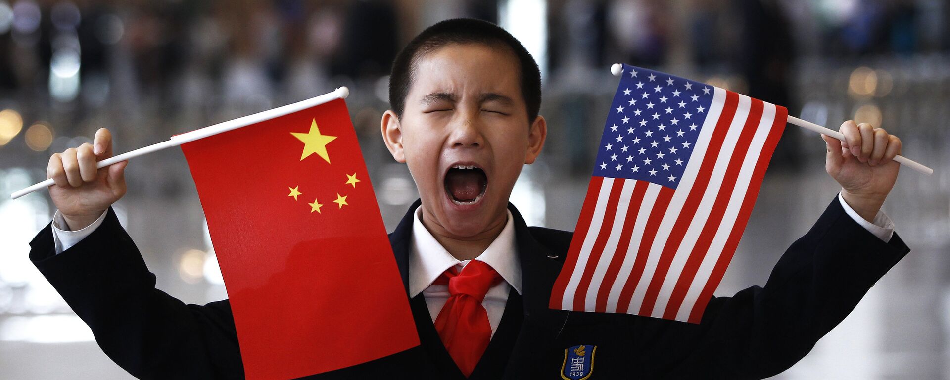 Cậu bé cầm cờ Trung Quốc và Mỹ tại Bắc Kinh - Sputnik Việt Nam, 1920, 20.01.2023