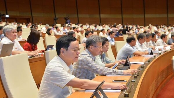 Đại biểu Quốc hội ấn nút biểu quyết trên Hội trường - Sputnik Việt Nam