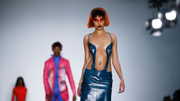 Nhóm người mẫu trình bày bộ sưu tập trong chương trình Fashion East tại Tuần lễ thời trang nam ở London, Vương quốc Anh - Sputnik Việt Nam