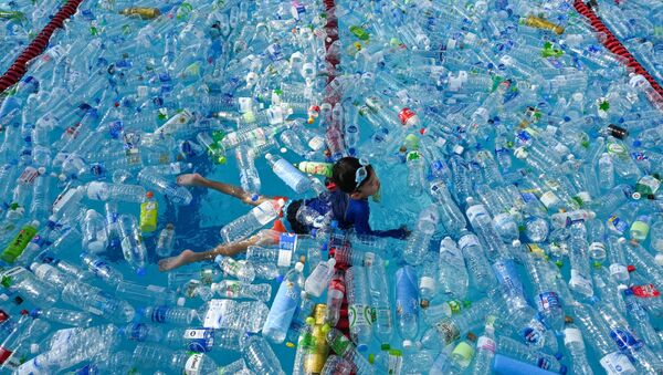 Đứa trẻ bơi trong bể chứa đầy chai nhựa trong chiến dịch thông tin về Ngày Đại dương thế giới ở Bangkok, Thái Lan - Sputnik Việt Nam