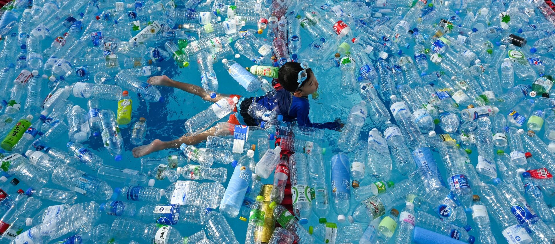Đứa trẻ bơi trong bể chứa đầy chai nhựa trong chiến dịch thông tin về Ngày Đại dương thế giới ở Bangkok, Thái Lan - Sputnik Việt Nam, 1920, 30.06.2019
