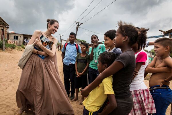 Nữ diễn viên Angelina Jolie, Đặc phái viên của Văn phòng tị nạn Liên hiệp quốc, trò chuyện với trẻ em ở Riohacha, Colombia - Sputnik Việt Nam