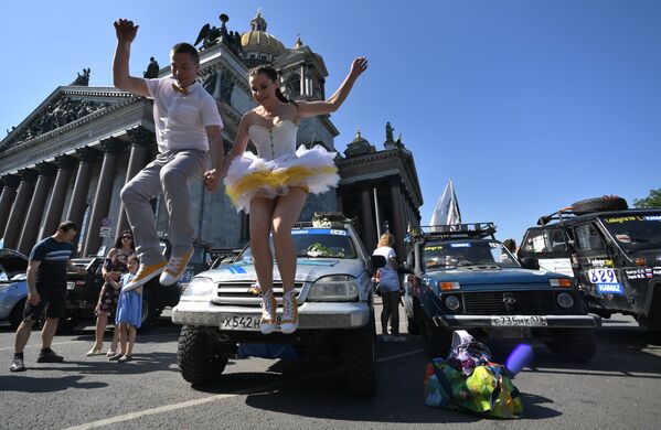 Những người tham gia Lễ hội tốc độ SPIEF Drive trên Quảng trường St. Isaac ở St. Petersburg - Sputnik Việt Nam